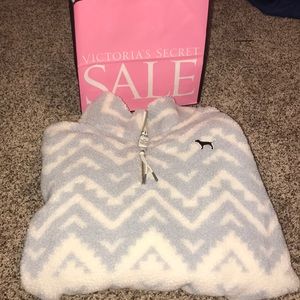 ⭕️SOLD⭕️ PINK VS Boyfriend Sherpa Sweater